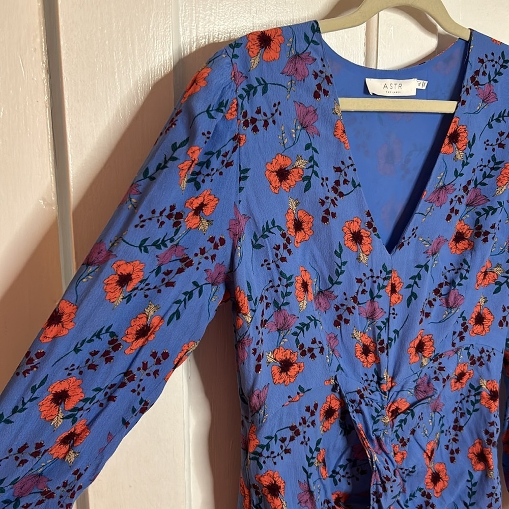ASTR The Label V Neck Ruched Ruffle Front Long Sleeve Floral Mini Dress - Picture 7 of 13
